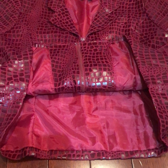 Selene sport faux snakeskin crocodile print maroon red burgundy collared jacket - Picture 7 of 8